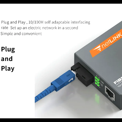 Dispositivo de rede metálico cinzento com cabo azul ligado e etiqueta laranja netLINK