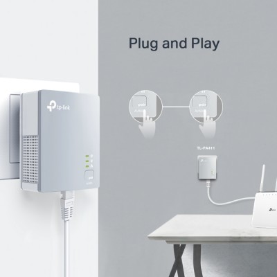 Adaptador de rede TP-Link branco ligado a tomada com diagrama e texto Plug and Play na parede