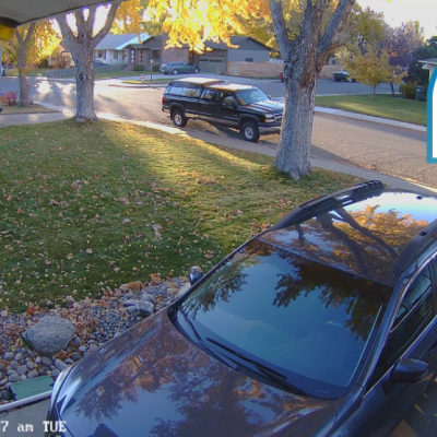 Imagem de vigilância residencial com carros estacionados e texto '5MP'