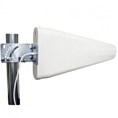 Antena direcional branca com suporte metálico numa fixação de tubo