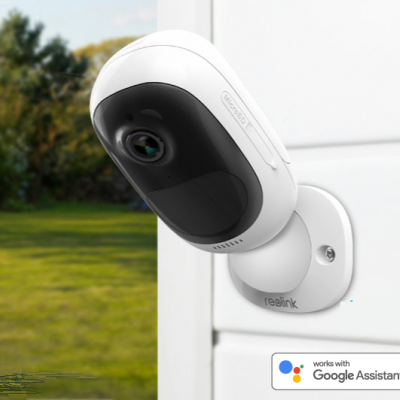 Câmara de vigilância branca e preta Reolink instalada numa superfície branca