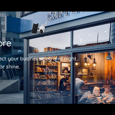 Fachada de loja com interior visível e texto promocional sobreposto