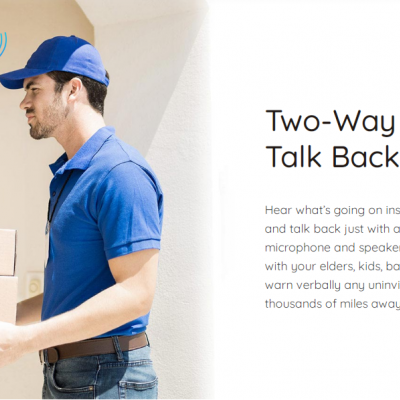 Entregador a colocar encomenda à porta com texto sobre áudio bidirecional