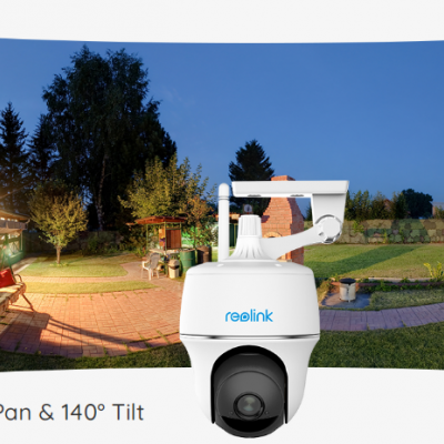 Câmara de segurança branca Reolink com lente preta em ambiente residencial ao entardecer