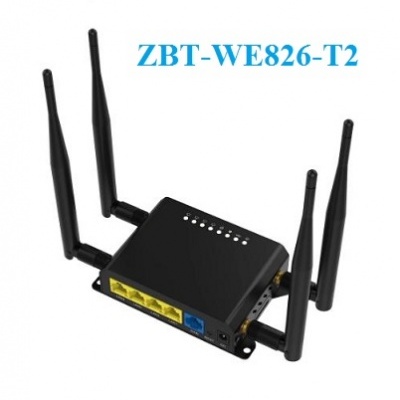 Router sem fios preto com quatro antenas e portas amarela e azul