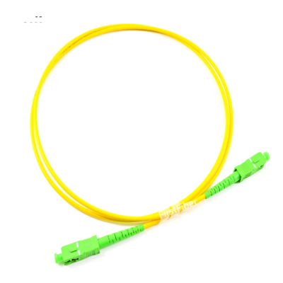 Cabo de fibra óptica amarelo com conetores verdes nas extremidades