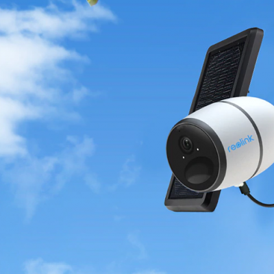 Câmara de segurança com painel solar montada numa árvore