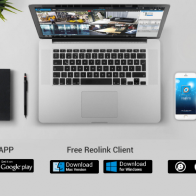 Secretária branca com computador portátil, smartphone, caderno, caneta e planta