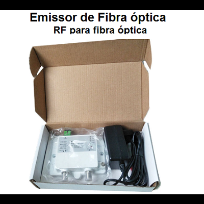 Emissor de fibra óptica branco e adaptador de energia num estojo aberto