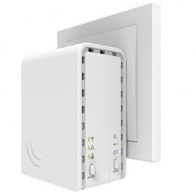 Extensor de sinal Wi-Fi branco ligado a uma tomada elétrica