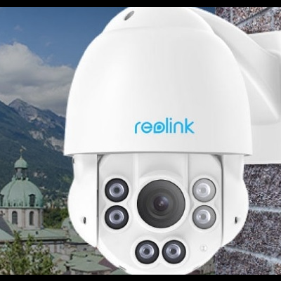 Câmara de vigilância branca Reolink montada numa parede de tijolos