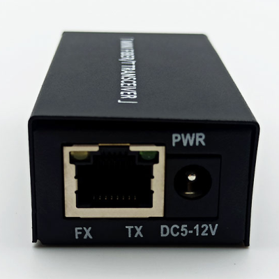 Dispositivo preto com porta RJ45 e entrada de energia DC5-12V