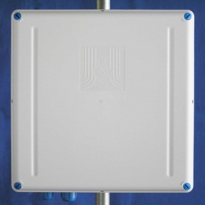 Caixa plástica branca com logótipo em relevo e cantos azuis sobre fundo azul.