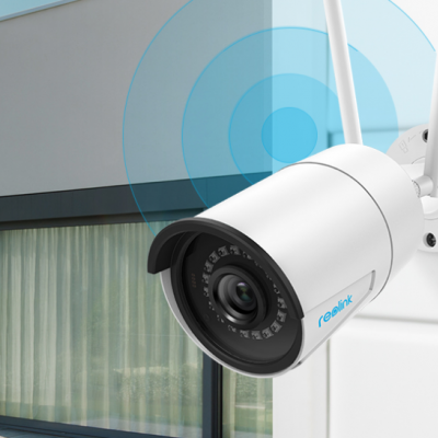 Câmara de segurança branca Reolink com antenas montada numa parede perto de uma janela