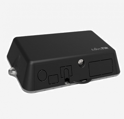 Dispositivo preto retangular MikroTik com várias conexões na frente