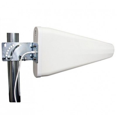 Antena direcional branca com suporte metálico numa fixação de tubo