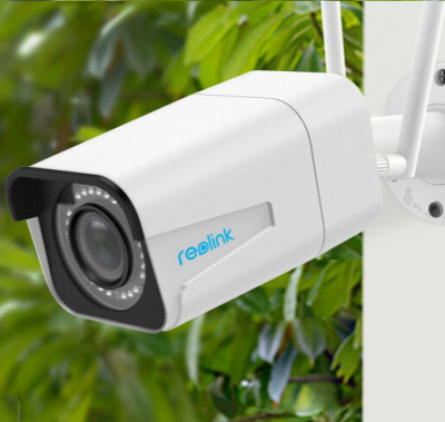 Câmara de vigilância branca Reolink com luzes LED em fundo natural