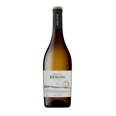 Garrafa de vinho branco Riesling ADEGAMAE com rótulo branco e rolha verde