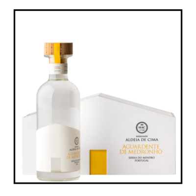 Garrafa de aguardente de medronho com caixa branca ao lado