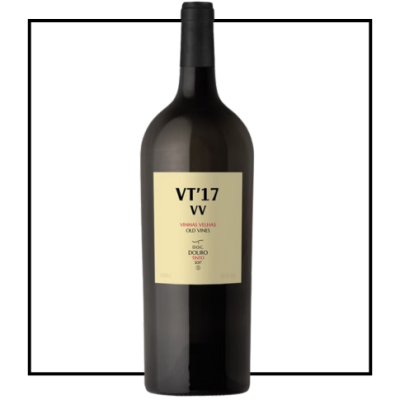 Garrafa de vinho tinto com rótulo creme e texto VT'17 VV DOURO TINTO 2017