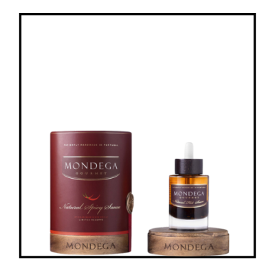 Frasco com conta-gotas e embalagem da MONDEGA em tons vermelhos e base de madeira