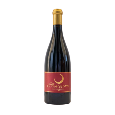 Garrafa de vinho tinto Blunissima com rótulo vermelho e dourado.