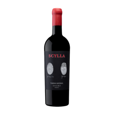 Garrafa de vinho tinto SCYLLA com rótulo preto, cápsula vermelha e texto DOURO.