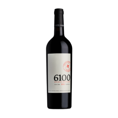Garrafa de vinho tinto com rótulo branco e texto 6100 ESTATE BOTTLED Arneis Noir 2023