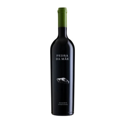 garrafa de vinho tinto Pedra da Mãe com rótulo preto e tampa verde