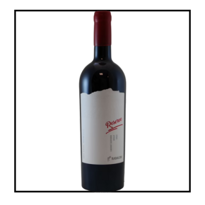 Garrafa de vinho tinto com rótulo branco e texto Reserve.