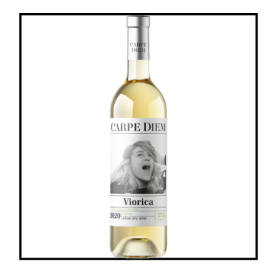 Garrafa de vinho branco seco Carpe Diem Viorica 2020 com rótulo branco e imagem a preto e branco