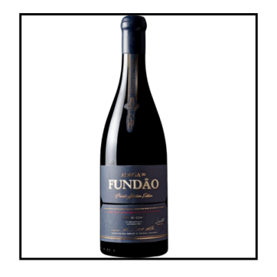 Garrafa de vinho Adega do Fundão com rótulos azul escuro e texto dourado