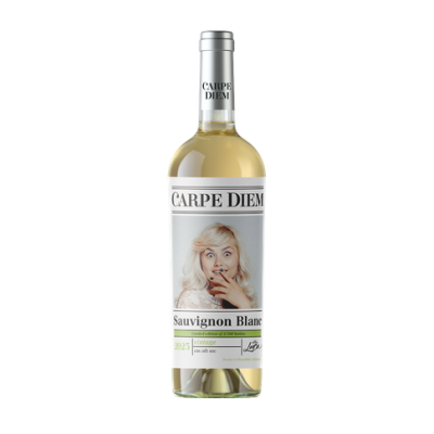 Garrafa de vinho branco Sauvignon Blanc com rótulo branco e imagem de mulher loira