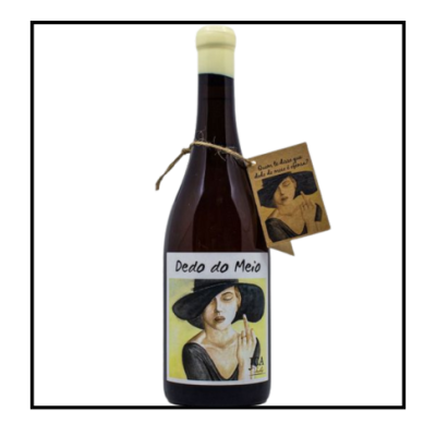 Garrafa escura com rótulo e etiqueta pendurada