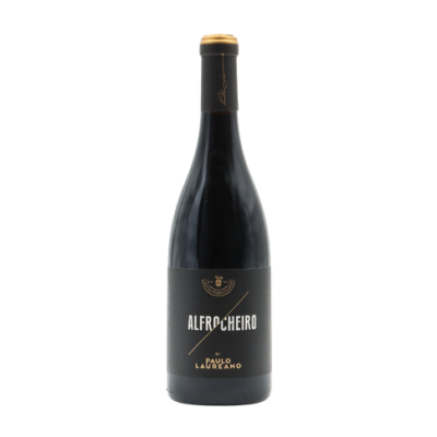 Garrafa de vinho tinto ALFROCHEIRO com rótulo preto e letras brancas e douradas