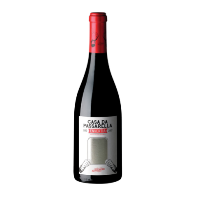 Garrafa de vinho tinto com rótulo branco e tampa vermelha