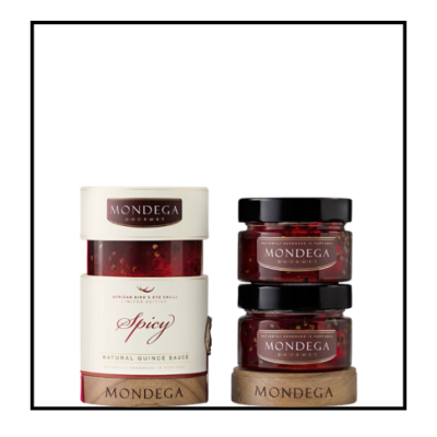 Frascos de molho natural de quiabo picante MONDEGA com rótulos brancos e detalhes em madeira