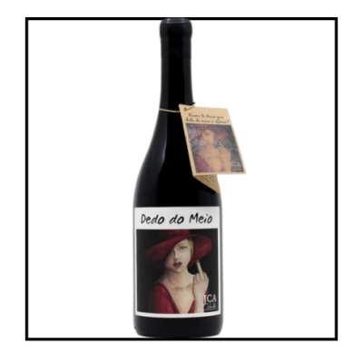 Garrafa de vinho com rótulo 'Dedo do Meio' e imagem de mulher com chapéu vermelho.