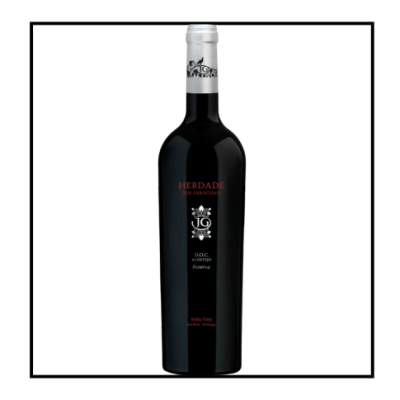 Garrafa de vinho tinto da Herdade dos Aprochas com rótulo preto e detalhes em vermelho e branco