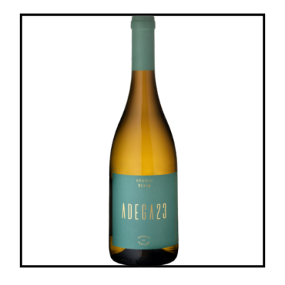 garrafa de vinho branco com rótulo verde-azulado ADEGA23