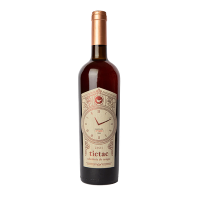 Garrafa de vinho tinto 2021 com rótulo de relógio e tampa cobre