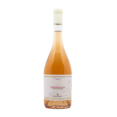 Garrafa de vinho rosé com rótulo branco e tampa branca