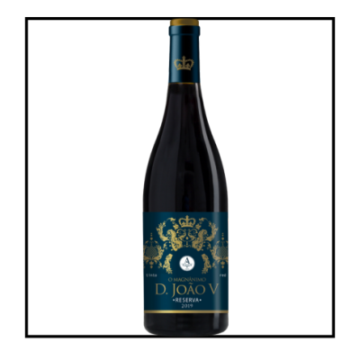 Garrafa de vinho tinto com rótulo azul e dourado e texto destacado