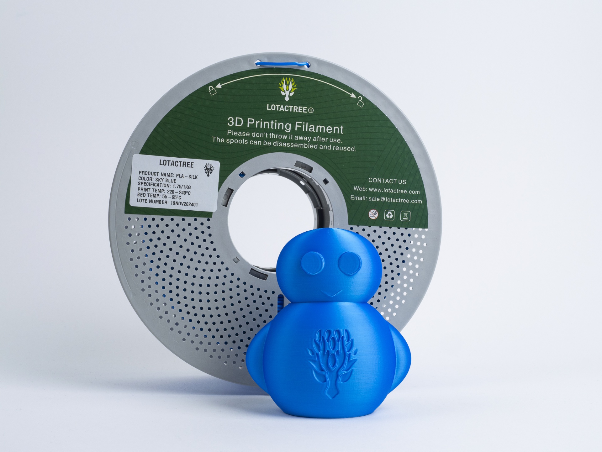 PLA SILK Sky Blue - Diâmetro 1,75mm Bobine 1kg - Lotactree Rolo de filamento 3D cinza com boneco azul decorativo em fundo branco