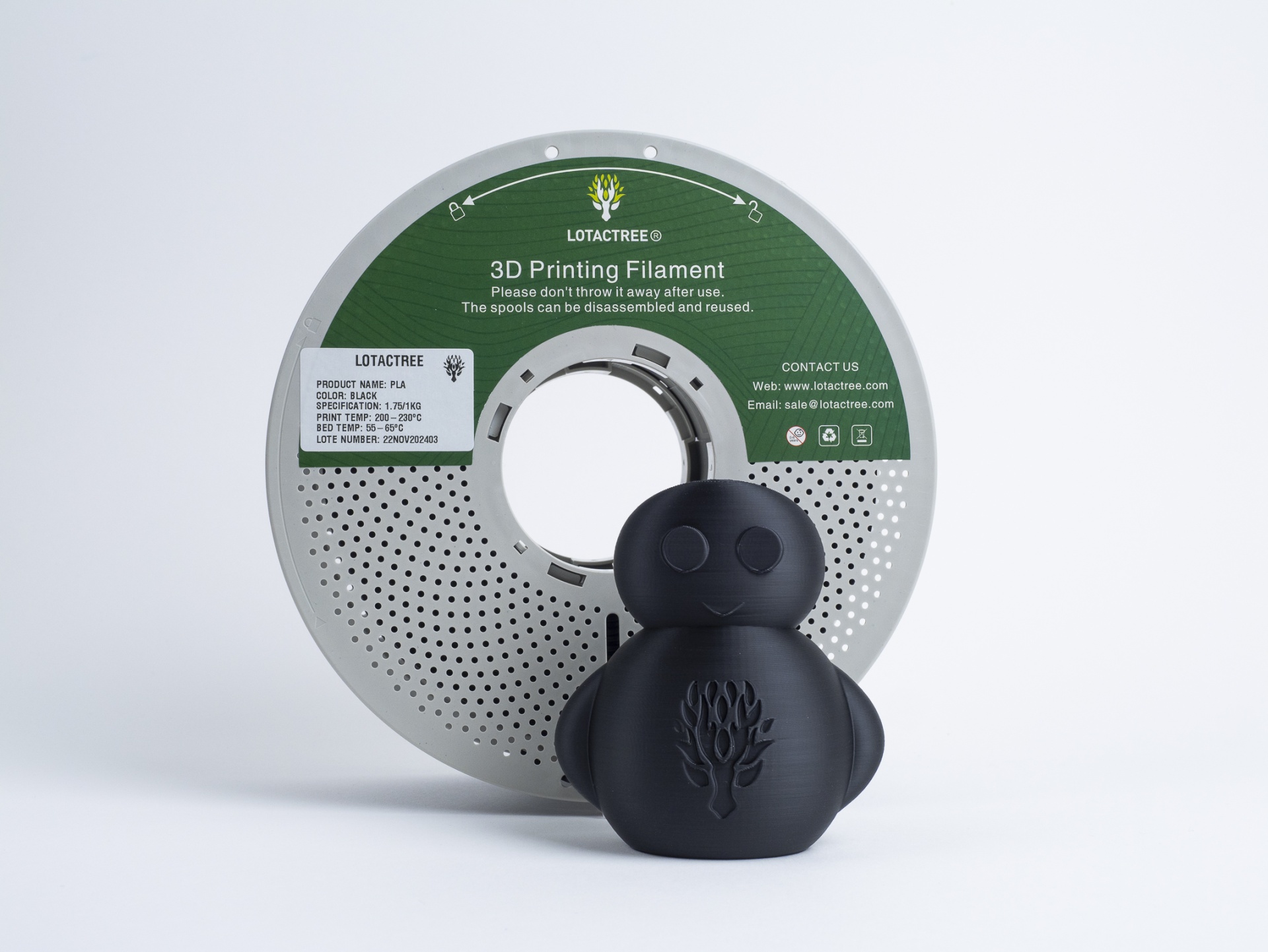 PLA Black - Diâmetro 1,75mm Bobine 1kg - Lotactree Bobina de filamento para impressão 3D com boneco preto ao lado