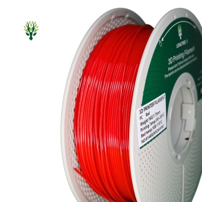 Bobina de filamento vermelho para impressora 3D com etiqueta branca e fundo branco.