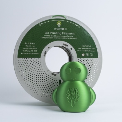 Filamento 3D PLA SILK verde e objeto impresso verde em formato de robozinho