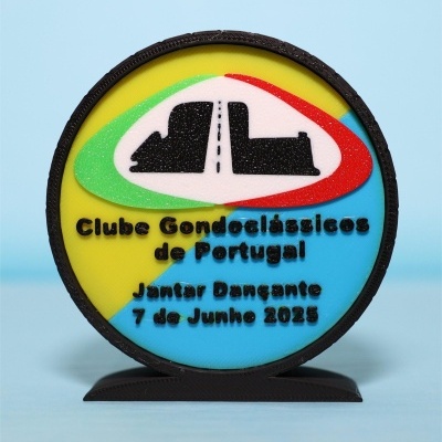 Placa redonda colorida com texto preto e logotipo de duas embarcações