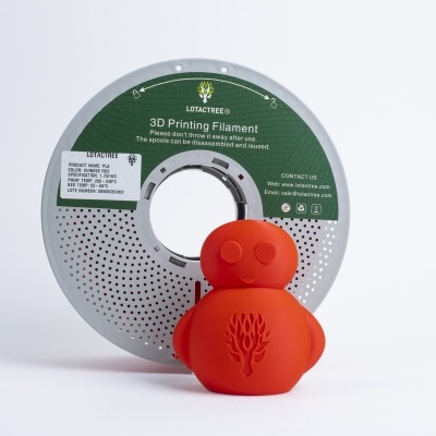 Bobina de filamento para impressão 3D com figura vermelha impressa em 3D