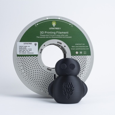 Bobina de filamento para impressão 3D com boneco preto ao lado